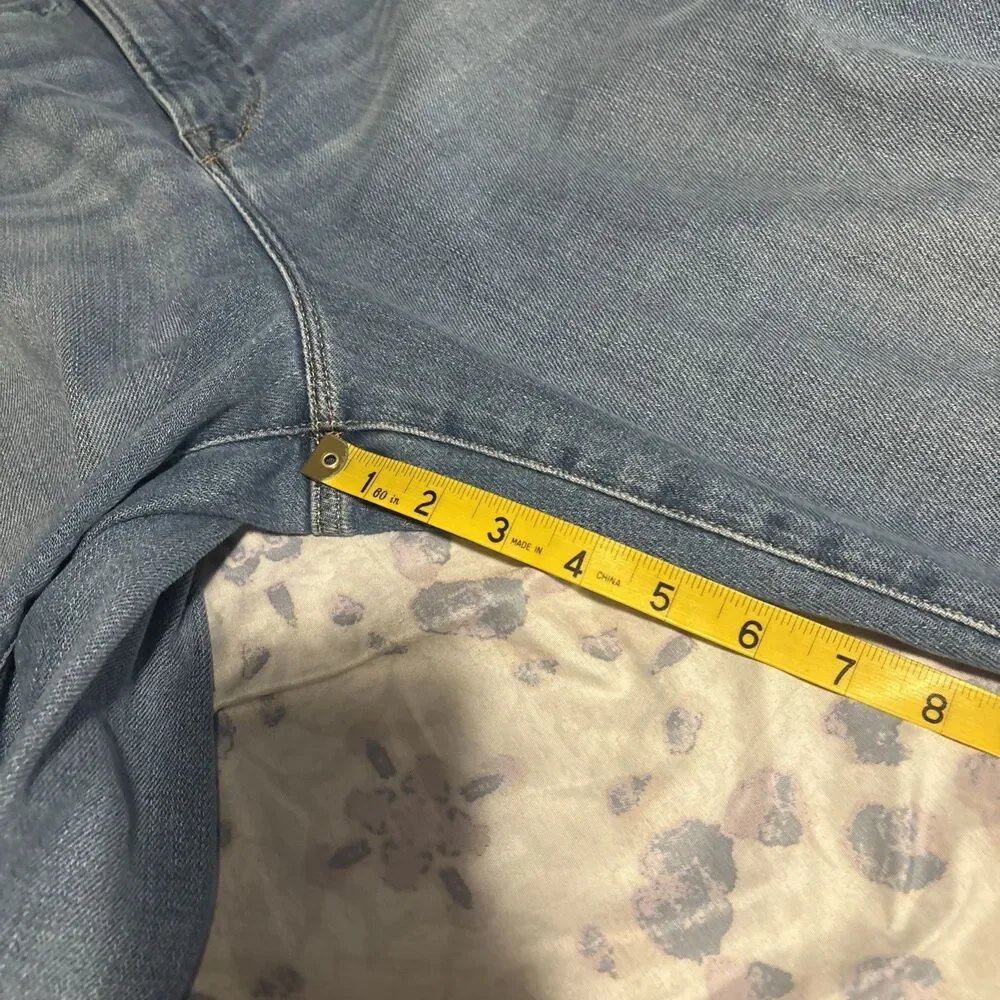 Good American Women’s Light Wash Distressed Jeans Size 15 Style GCC802T 1352